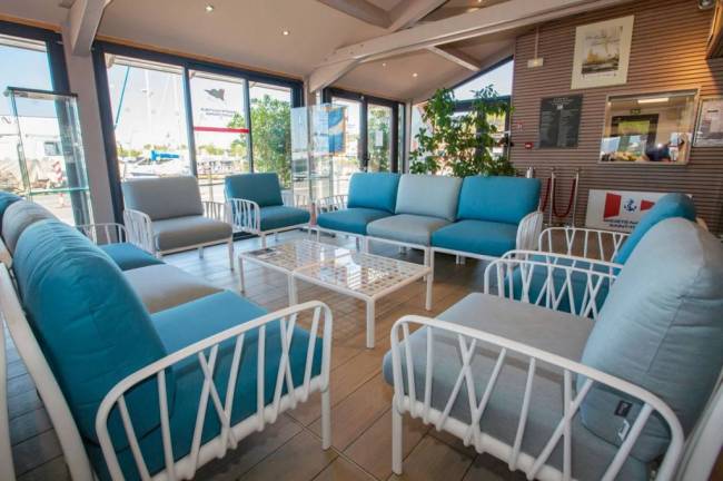 Модуль правый/левый пластиковый с подушками Komodo Elemento Terminale DS/SX белый, синий 720х780х880 мм Модуль правый/левый пластиковый с подушками Komodo Elemento Terminale DS/SX белый, синий 720х780х880 мм