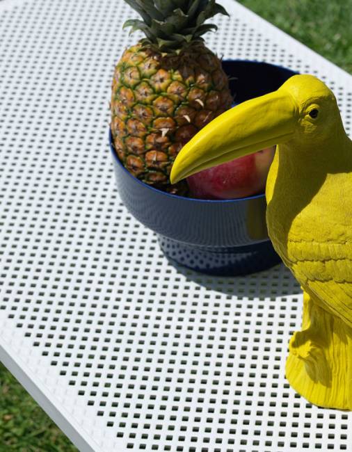 Столик пластиковый журнальный Net Table 100 белый 1000х600х400 мм Столик пластиковый журнальный Net Table 100 белый 1000х600х400 мм