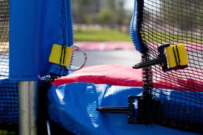 Батут Sundays Acrobat-D252 (с сеткой, разноцветный) Батут Sundays Acrobat-D252 (с сеткой, разноцветный)