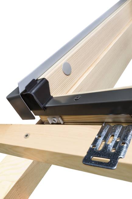 Деревянное мансардное окно FTP-V U4 со среднеповоротным открыванием Деревянное мансардное окно FTP-V U4 со среднеповоротным открыванием